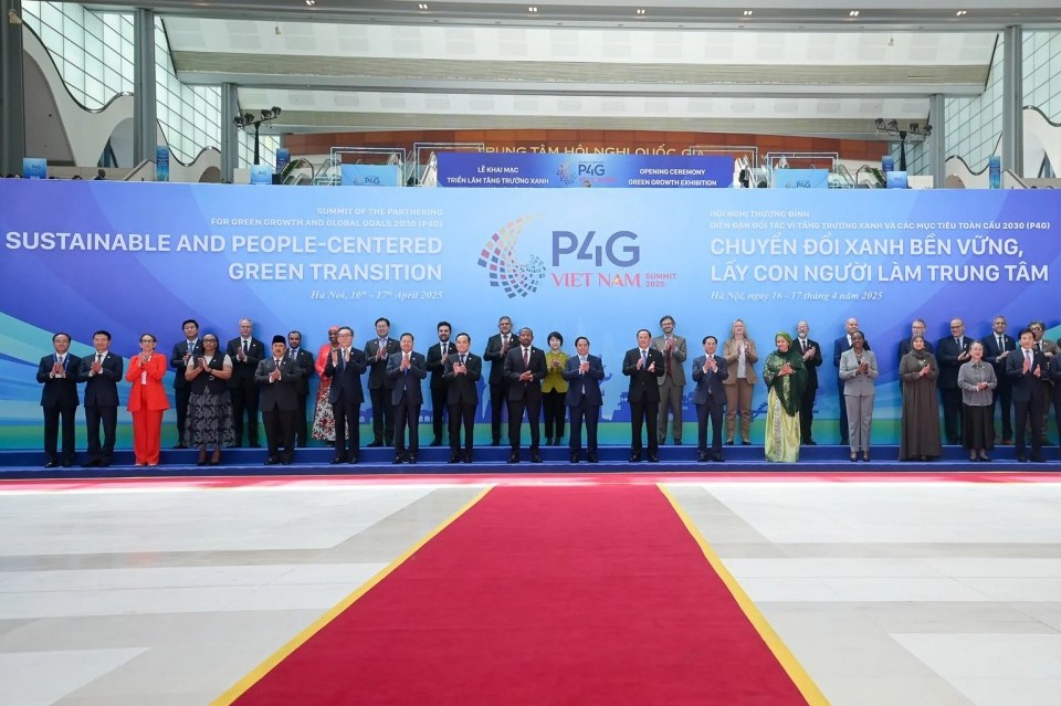 Thủ tướng thăm các gian hàng doanh nghiệp khởi nghiệp xanh tại Hội nghị P4G