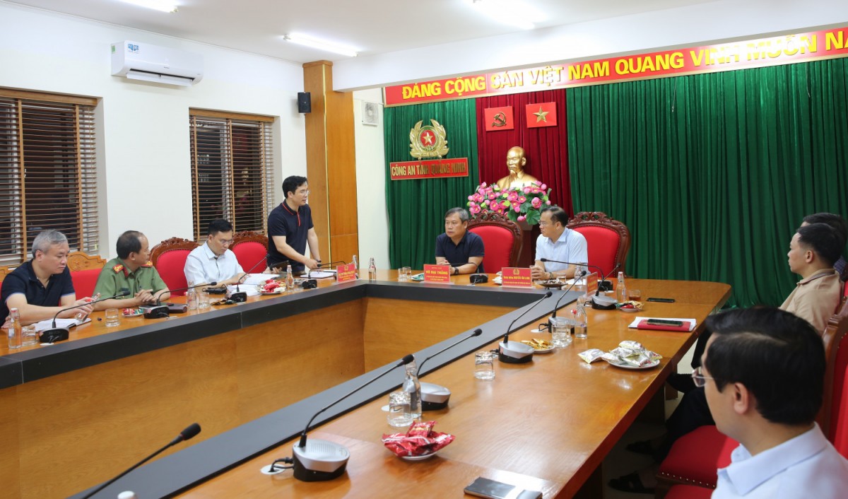 Trung tướng Nguyễn Văn Long, Thứ trưởng Bộ Công an và đồng chí Vũ Đại Thắng, Bí thư Tỉnh ủy trực tiếp chỉ đạo triển khai phương án truy bắt các đối tượng. Ảnh: Công an tỉnh Quảng Ninh