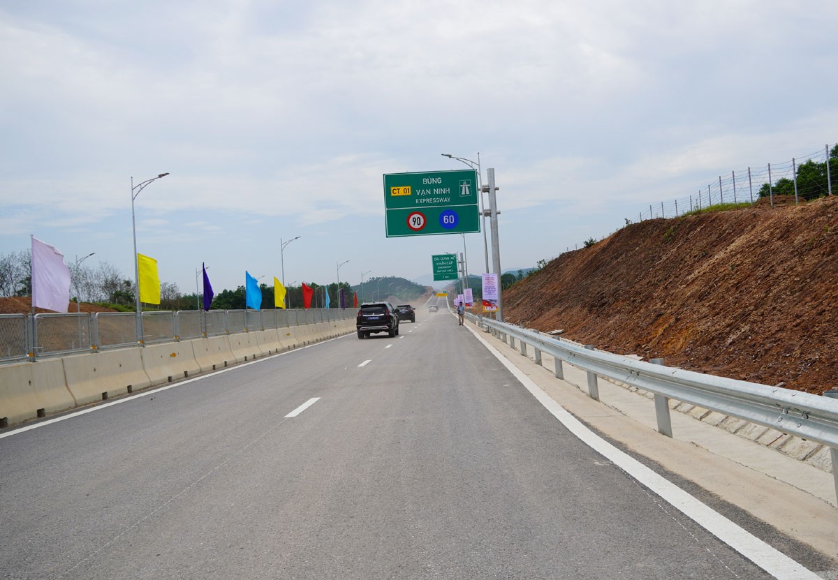 Quảng Bình: Cao tốc Bắc - Nam phía Đông đoạn Bùng - Vạn Ninh thông xe kỹ thuật
