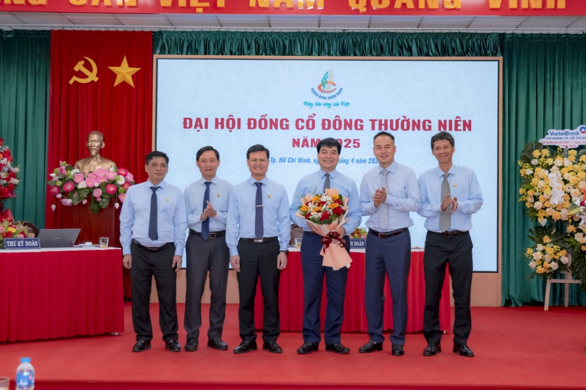 Ông Nguyễn Văn Quý (người cầm hoa) được HĐQT bầu giữ chức Chủ tịch HĐQT Công ty CP Phân bón Miền Nam