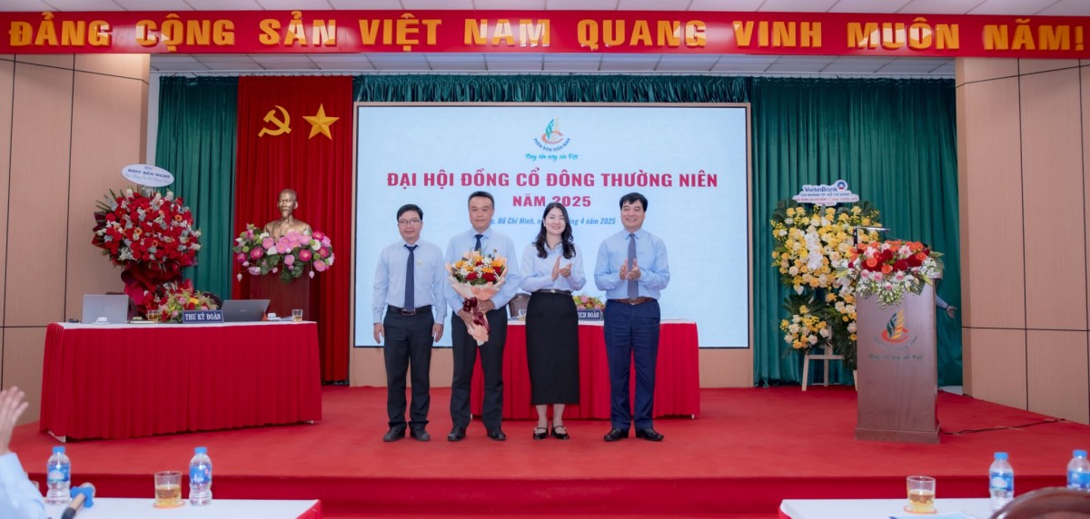 Ông Võ Anh Tuấn (người cầm hoa) được bầu giữ chức Trưởng ban Kiểm soát Công ty CP Phân bón Miền Nam.