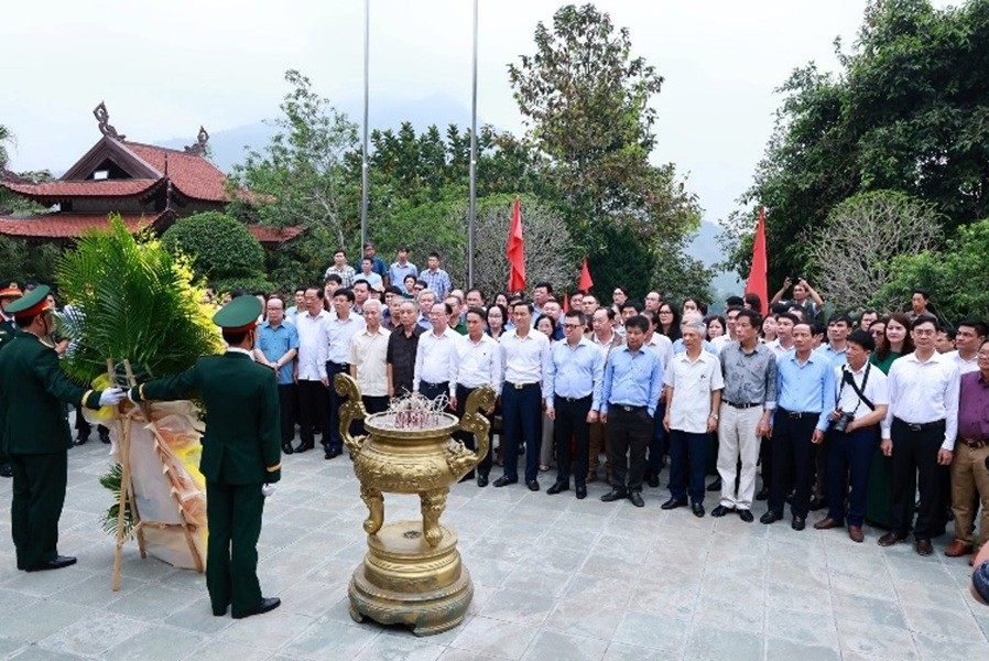 Chủ tịch Hội Nhà báo Việt Nam và đoàn công tác dâng hương tại Nhà tưởng niệm Chủ tịch Hồ Chí Minh tại Khu di tích Quốc gia đặc biệt ATK Định Hóa, huyện Định Hóa, tỉnh Thái Nguyên.