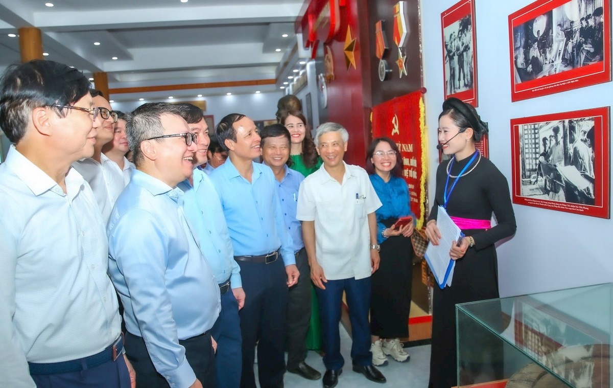 Các đại biểu tham quan Di tích lịch sử quốc gia Trường dạy làm báo Huỳnh Thúc Kháng.