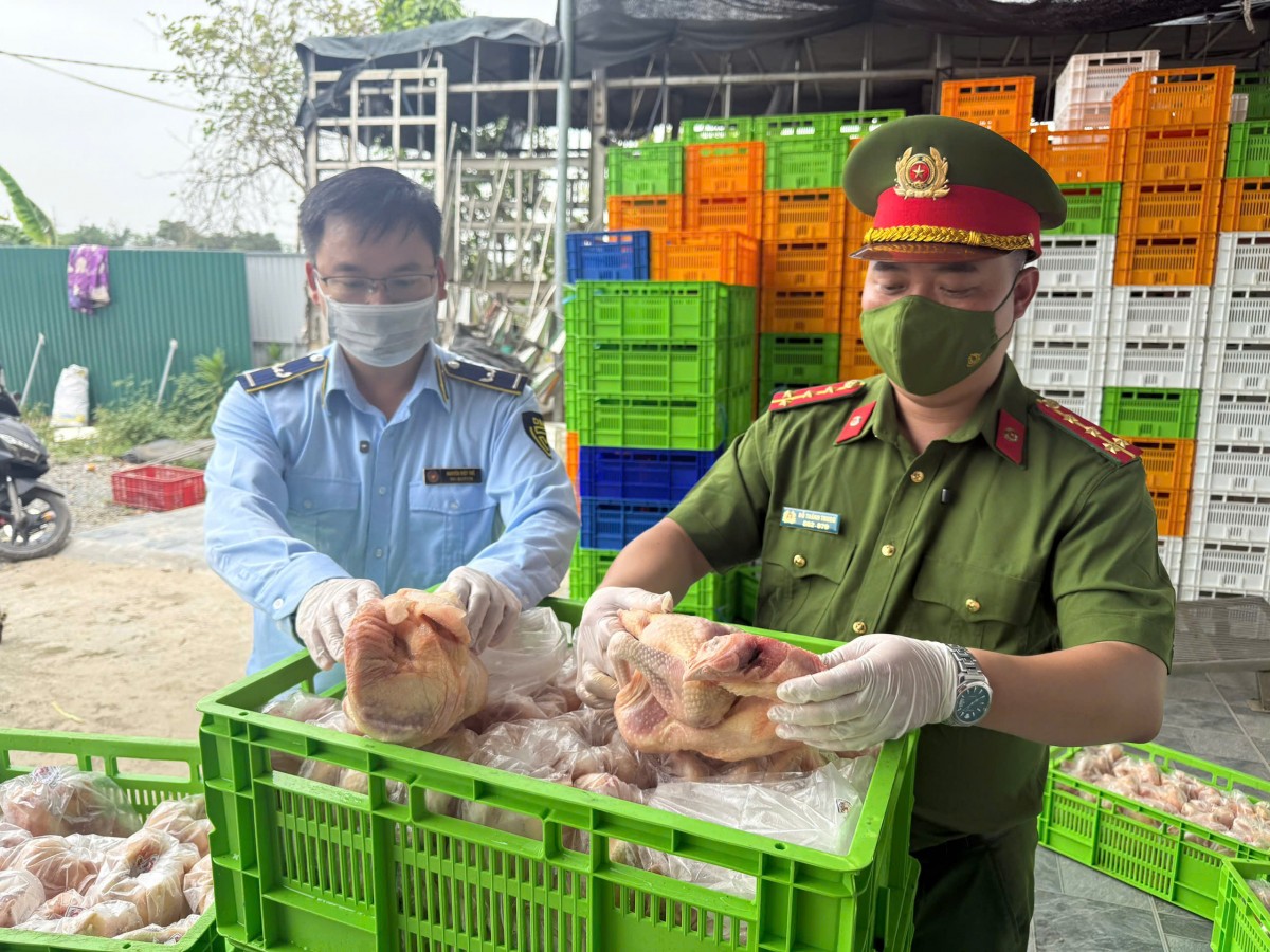 Số hàng hóa bị lực lượng chức năng phát hiện có dấu hiệu bị hư hỏng. (Ảnh: Chi cục Quản lý thị trường thành phố Hà Nội)