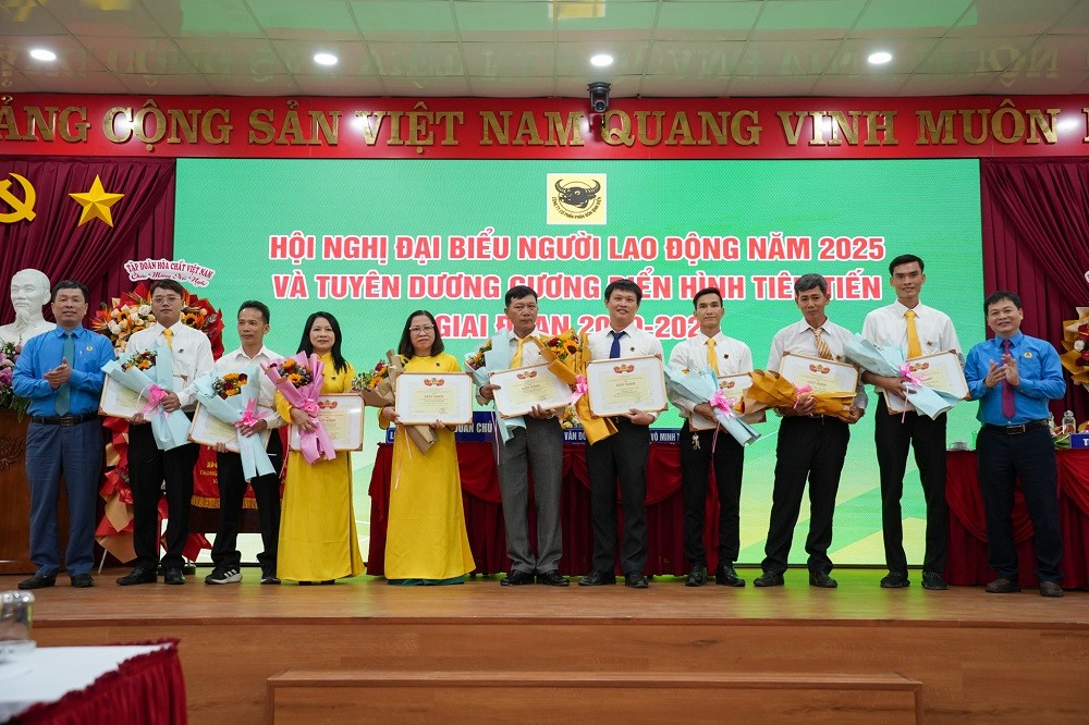Công đoàn Công nghiệp Hóa chất Việt Nam trao tặng Giấy khen cho các tập thể, cá nhân thuộc Công ty CP Phân bón Bình Điền đã có thành tích xuất sắc trong phong trào thi đua lao động giỏi và xây dựng tổ công đoàn năm 2024.