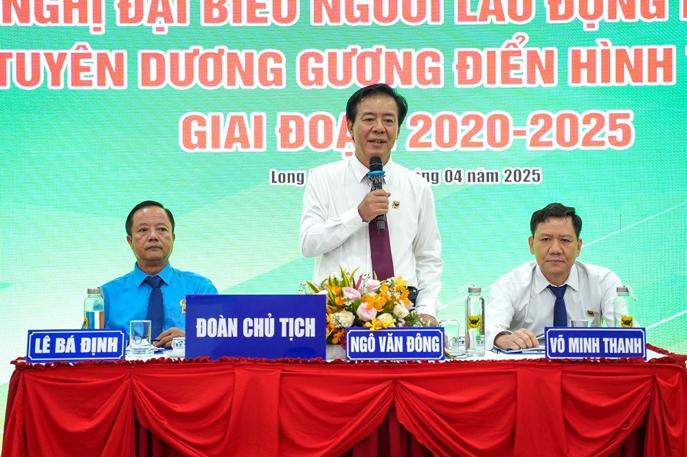 Đoàn chủ tịch Công ty Cổ phần Phân bón Bình Điền điều hành Hội nghị.