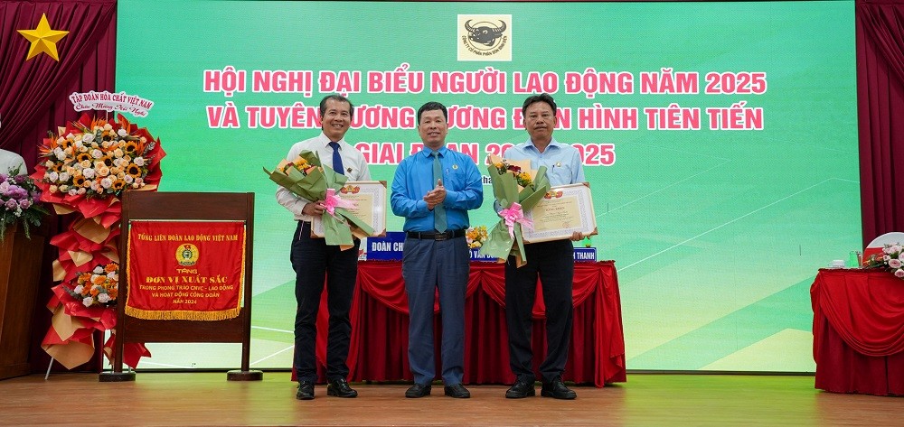 Ông PHAN VĂN TÂM – Đảng ủy viên, Phó Tổng Giám đốc Công ty CP Phân bón Bình Điền (bìa trái) và Ông PHẠM NGỌC TUẤN – Bí thư Đảng ủy, Giám đốc Công ty CP Bình Điền – MeKong (bìa phải) nhận Bằng khen “Đã có thành tích xuất sắc trong phong trào thi đua lao động giỏi và xây dựng tổ chức Công đoàn vững mạnh năm 2024” của Công đoàn Công thương Việt Nam.