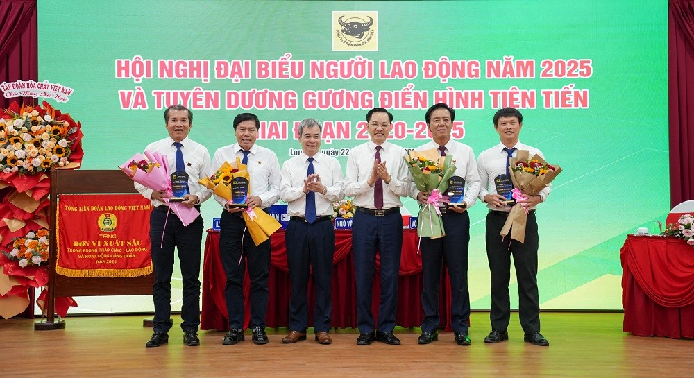 ng NGUYỄN HỮU TÚ – Phó Bí thư Đảng ủy, Tổng Giám đốc Tập đoàn Hóa chất Việt Nam (thứ 3 từ phải sang) và ông NGUYỄN VĂN THIỆU - Chủ tịch Hội đồng Quản trị Công ty CP Phân bón Bình Điền (thứ 3 từ trái sang) tuyên dương các cá nhân là Điển hình tiên tiến cấp cơ sở trong Phong trào thi đua yêu nước giai đoạn 2020-2025 tại Hội nghị.
