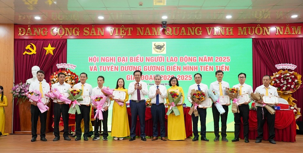 Ông NGÔ VĂN ĐÔNG – Bí thư Đảng ủy, Tổng Giám đốc Công ty CP Phân bón Bình Điền và Ông NGUYỄN VĂN THIỆU - Chủ tịch Hội đồng Quản trị Công ty CP Phân bón Bình Điền trao tặng Danh hiệu “Tập thể lao động tiên tiến” cho các Tổ, Phòng chức năng Công ty CP Phân bón Bình Điền.