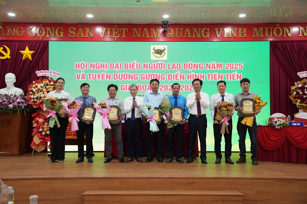 Ông NGÔ VĂN ĐÔNG – Bí thư Đảng ủy, Tổng Giám đốc Công ty CP Phân bón Bình Điền và Ông NGUYỄN VĂN THIỆU - Chủ tịch Hội đồng Quản trị Công ty CP Phân bón Bình Điền tuyên dương các đơn vị thành viên Công ty đã hoàn thành tốt nhiệm vụ sản xuất kinh doanh năm 2024.