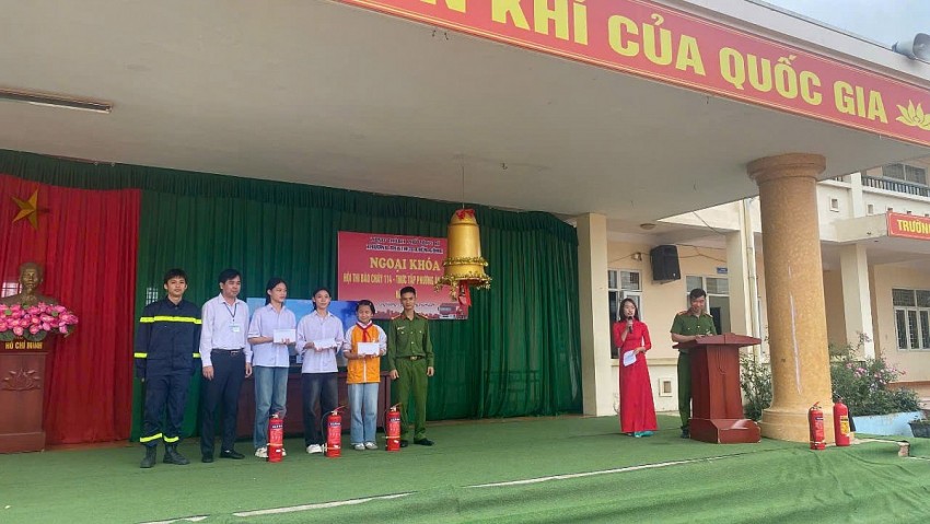 Ban tổ chức trao giải  và bình chữa cháy cho học sinh đạt giải Hội thi