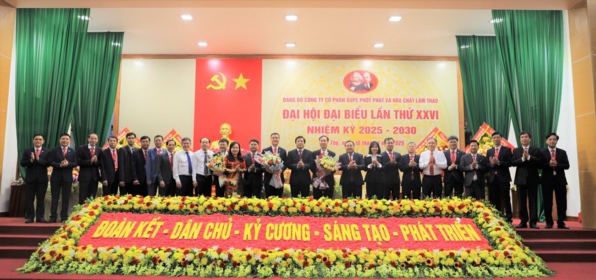Lãnh đạo UBND tỉnh Phú Thọ, lãnh đạo Tập đoàn Hóa chất Việt Nam tặng hoa chúc mừng Ban chấp hành Đảng bộ Công ty lần thứ XXVI, nhiệm kỳ 2025-2030.