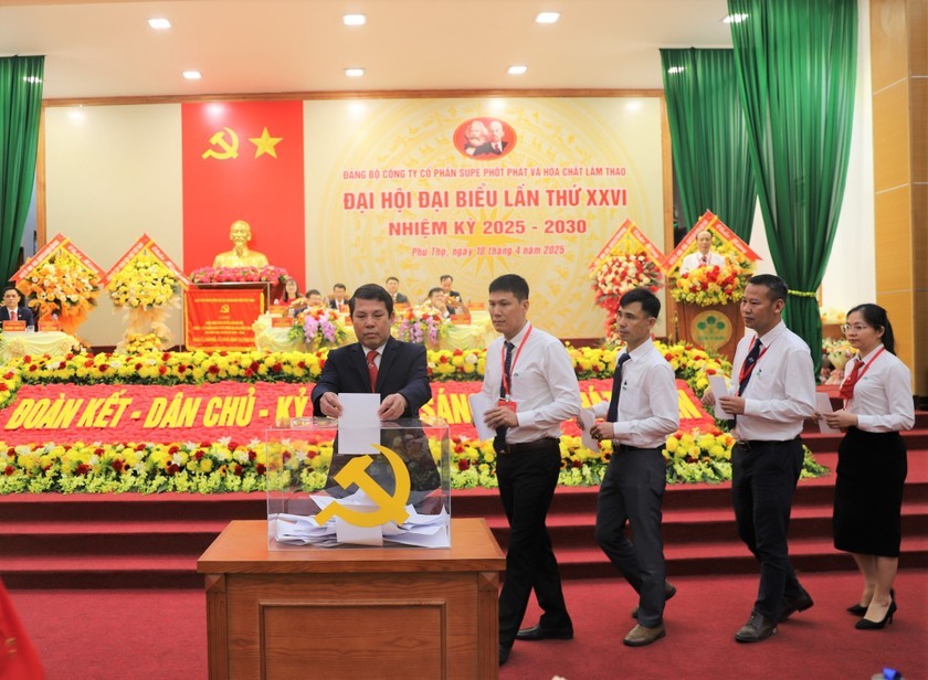Các Đảng viên bỏ phiếu bầu Ban Chấp hành Đảng bộ nhiệm kỳ 2025-2030
