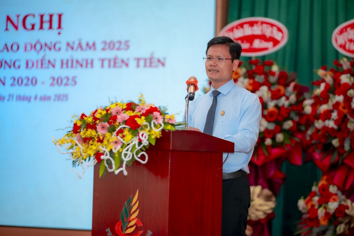 Ông Đỗ Văn Tuấn – Tổng giám đốc Công ty báo cáo kết quả thực hiện Nghị quyết quyết Hội nghị người lao động năm 2024 và phương hướng, nhiệm vụ, giải pháp năm 2025.