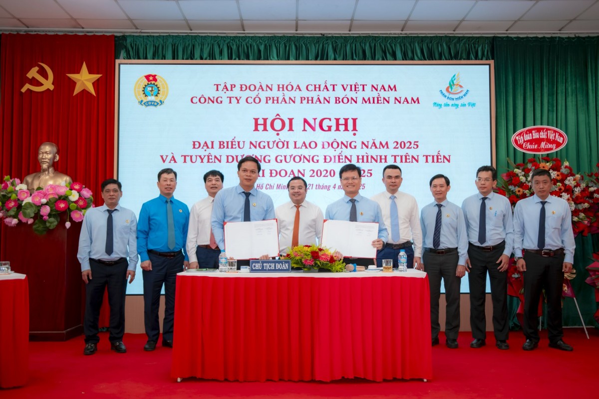 Ông Đỗ Văn Tuấn – Tổng giám đốc Công ty và ông Nguyễn Đức Trường – Chủ tịch Công đoàn Công ty ký Thỏa ước lao động tập thể năm 2025.