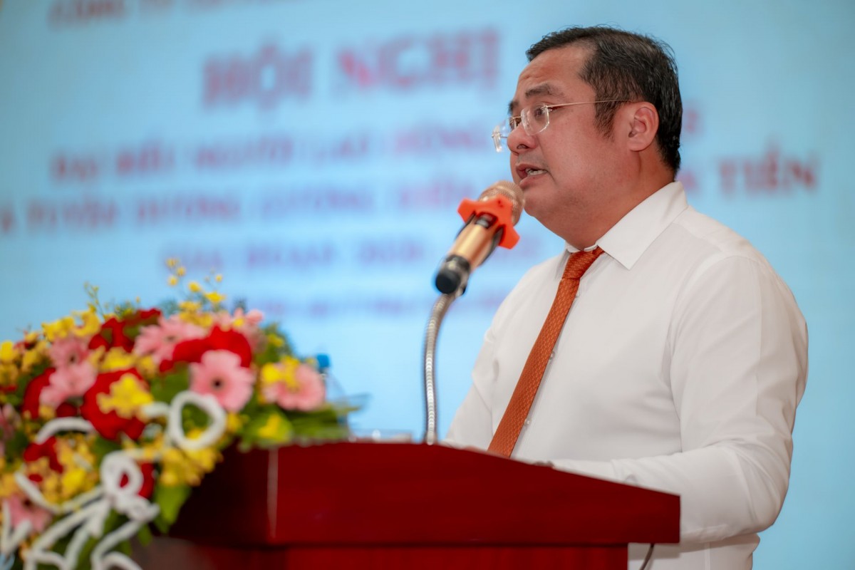 Ông Phùng Quang Hiệp – Ủy viên BCH Đảng bộ Chính phủ, Bí thư Đảng uỷ, Chủ tịch HĐTV Tập đoàn Hoá chất Việt Nam: Công ty cần nỗ lực tận dụng tối đa cơ hội thị trường để gia tăng tiêu thụ hàng hoá, tạo cơ hội tiếp tục cải thiện thu nhập cho người lao động.