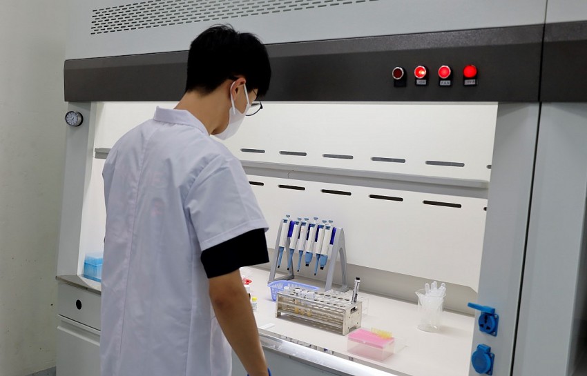 Nhân viên xét nghiệm lấy mẫu.