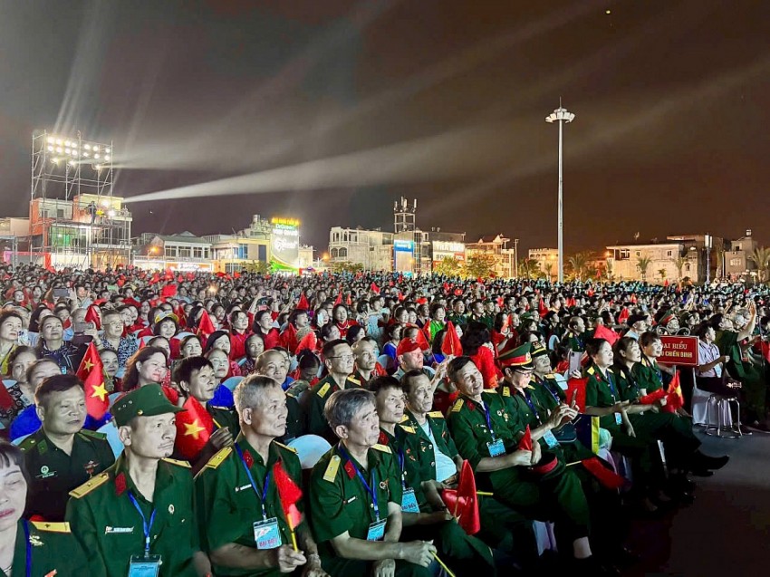 Buổi lễ có sự tham dự của nhiều đại biểu và người dân.
