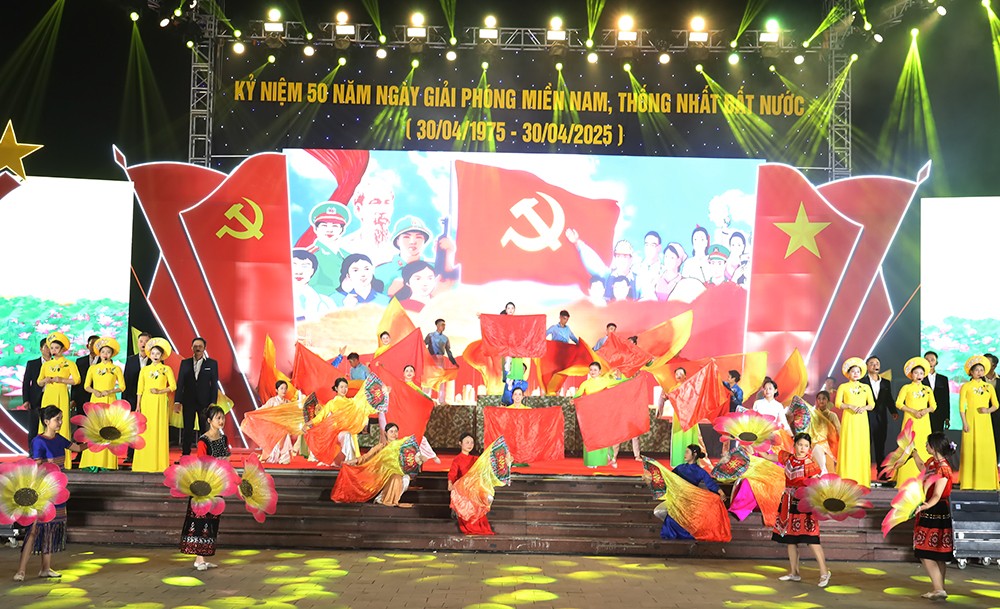 Ấn tượng Chương trình nghệ thuật đặc biệt “Yên Bái - Bản hùng ca hoà cùng non sông thống nhất”