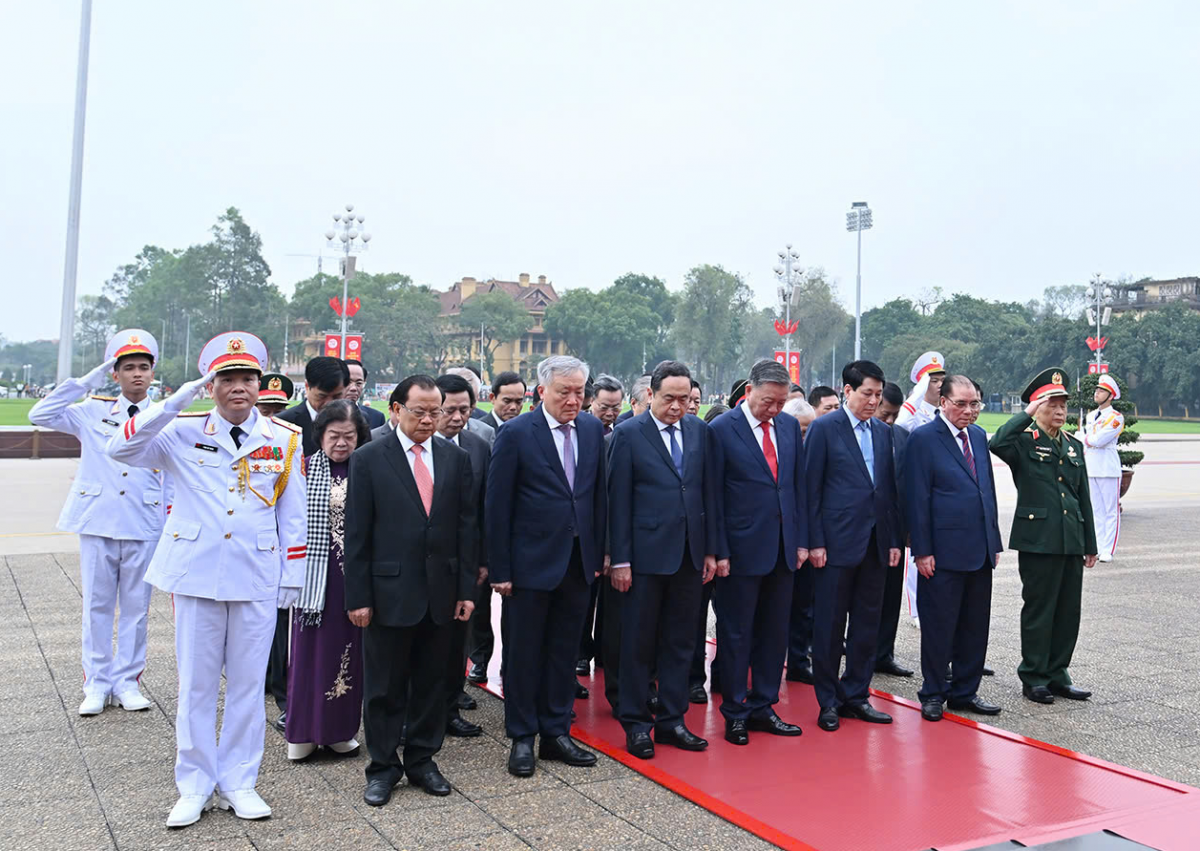 Đoàn đại biểu Lãnh đạo, nguyên Lãnh đạo Đảng, Nhà nước do Tổng Bí thư Tô Lâm dẫn đầu thành kính tưởng niệm Chủ tịch Hồ Chí Minh