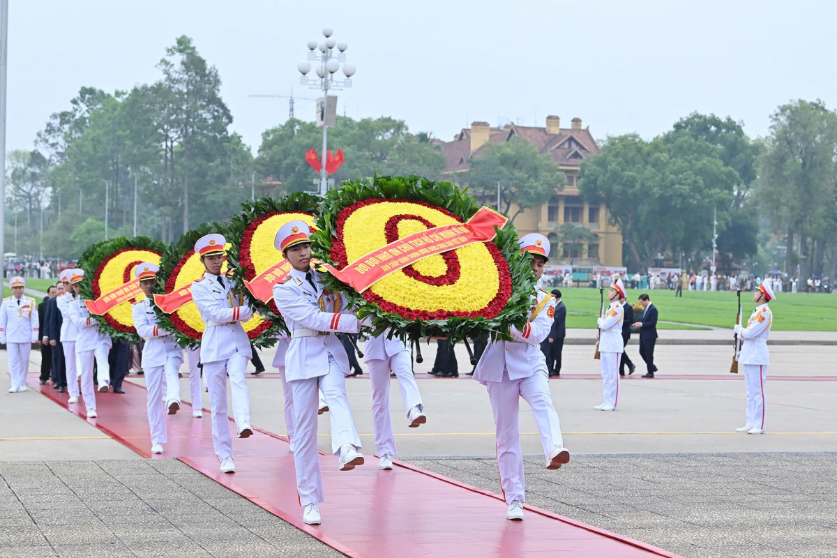 Đoàn đại biểu lãnh đạo Đảng, Nhà nước đến đặt vòng hoa và vào Lăng viếng Chủ tịch Hồ Chí Minh