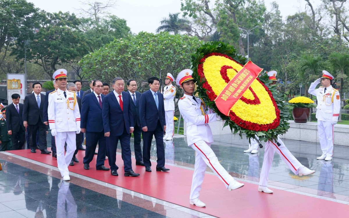 Đoàn đại biểu lãnh đạo Đảng, Nhà nước đặt vòng hoa, dâng hương tưởng niệm các Anh hùng liệt sĩ tại Đài Tưởng niệm các Anh hùng liệt sĩ trên đường Bắc Sơn 