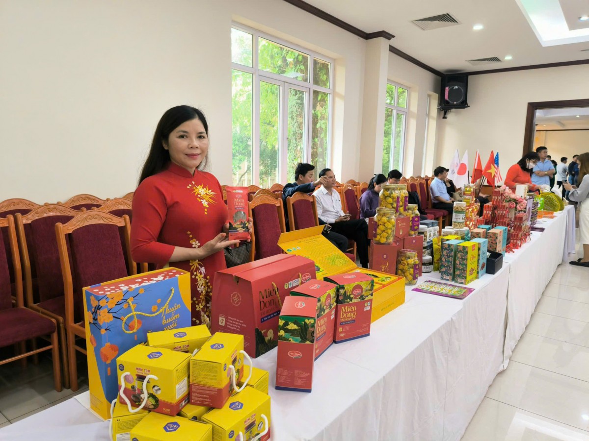 Người phụ nữ đưa miến dong " đặc sản Bắc Kạn" vươn ra biển lớn
