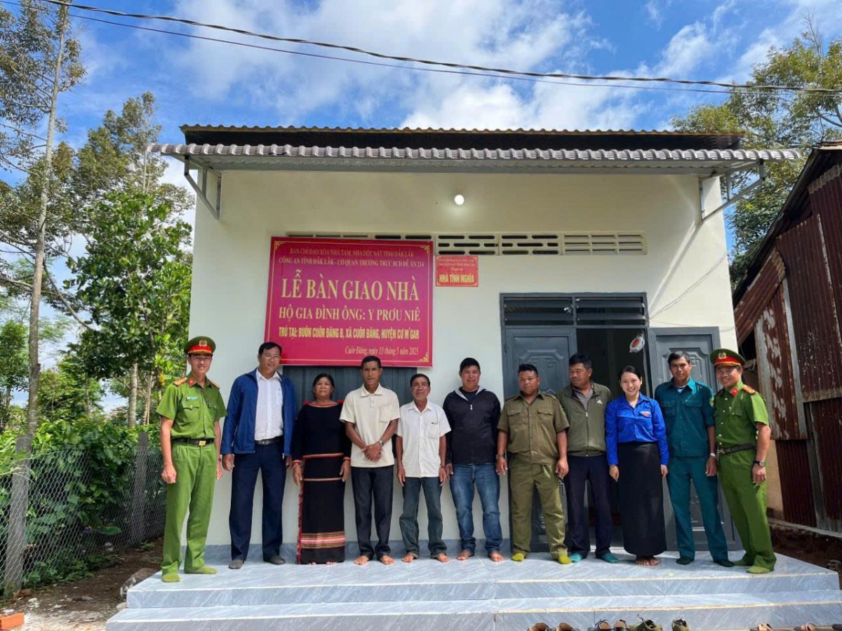 Đắk Lắk: Bàn giao nhà cho hộ nghèo, cận nghèo xã Cuôr Đăng