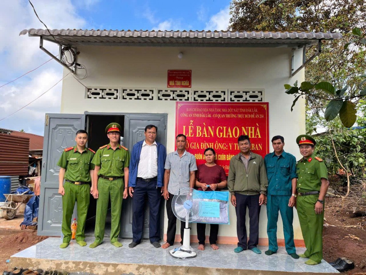 Đắk Lắk: Bàn giao nhà cho hộ nghèo, cận nghèo xã Cuôr Đăng