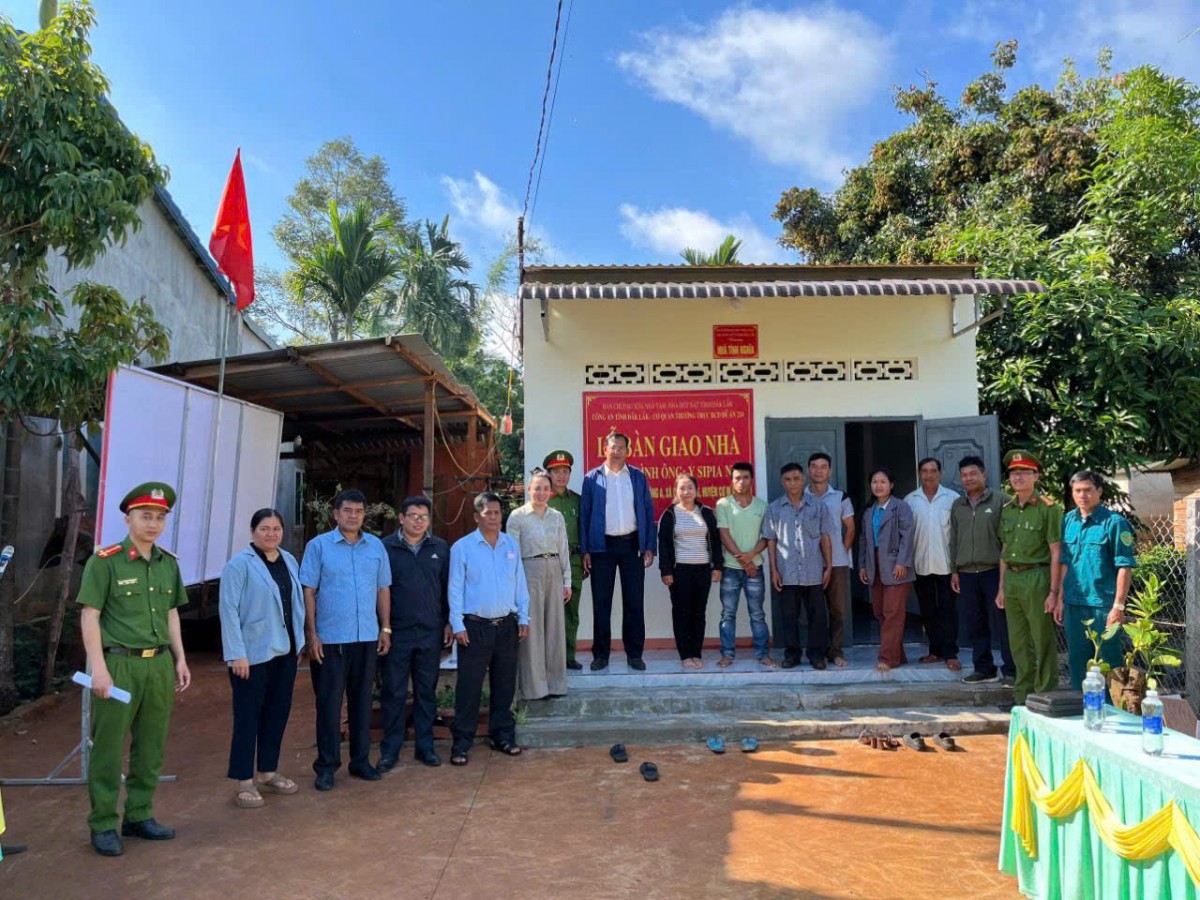 Đắk Lắk: Bàn giao nhà cho hộ nghèo, cận nghèo xã Cuôr Đăng