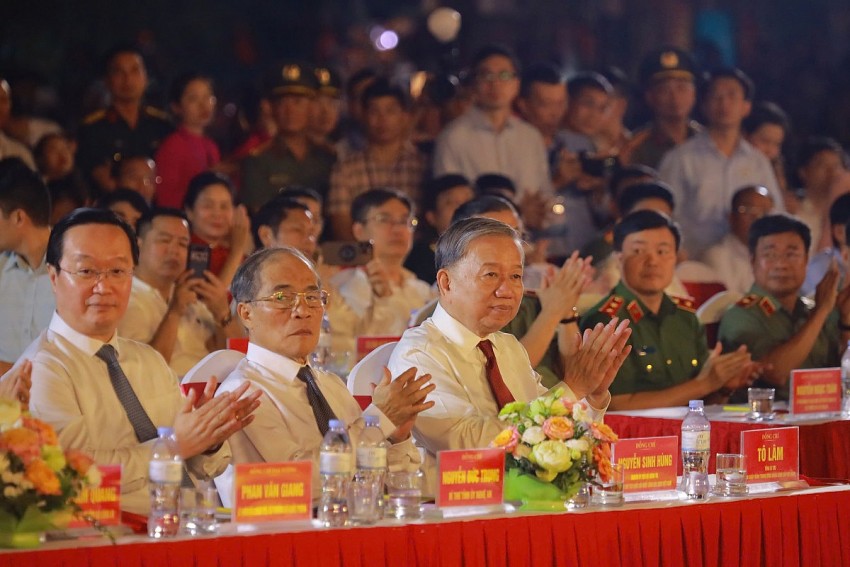 Lễ hội Làng Sen và khánh thành Tượng đài “Bác Hồ về thăm quê”