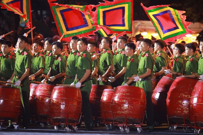 Lễ hội Làng Sen và khánh thành Tượng đài “Bác Hồ về thăm quê”
