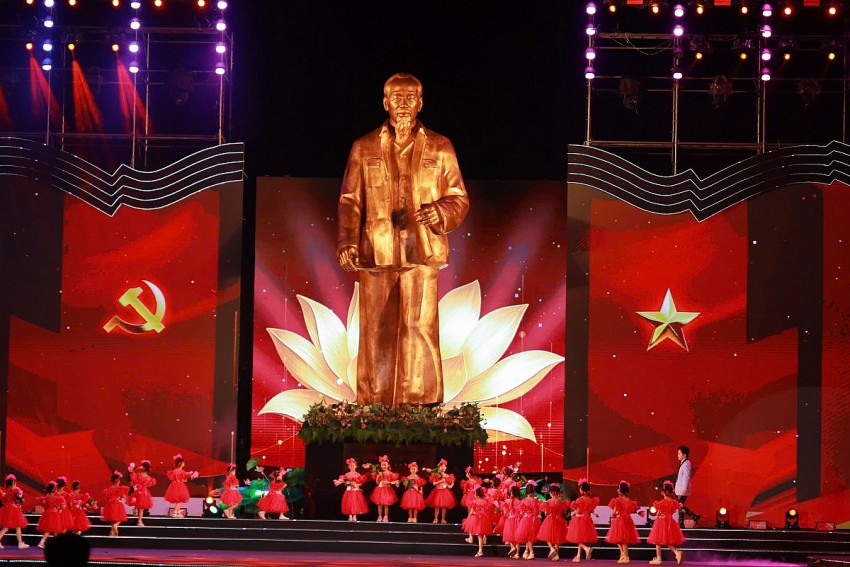 Lễ hội Làng Sen và khánh thành Tượng đài “Bác Hồ về thăm quê”