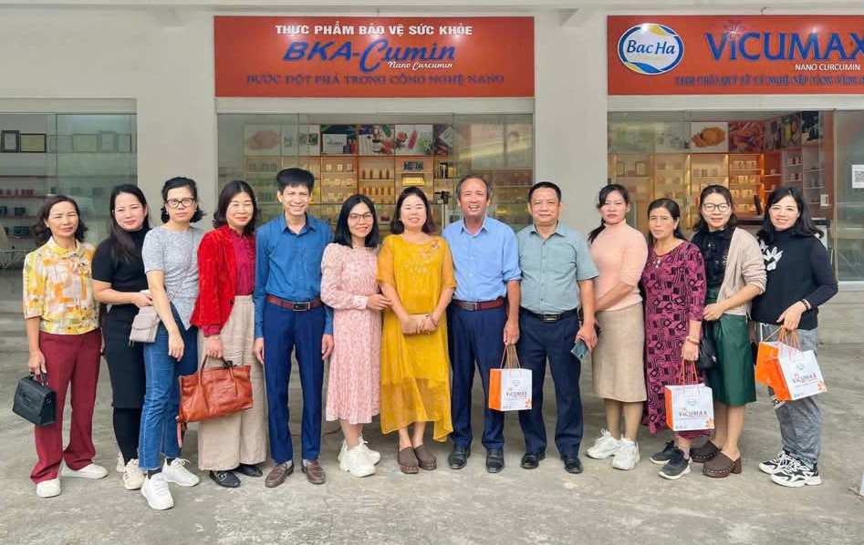 Chị Nguyễn Thị Lê, Giám đốc Công ty Cổ phần Công nghệ dược liệu Bắc Hà (áo vàng đứng giữa) chụp ảnh lưu niệm cùng khách tham quan tại nhà máy.