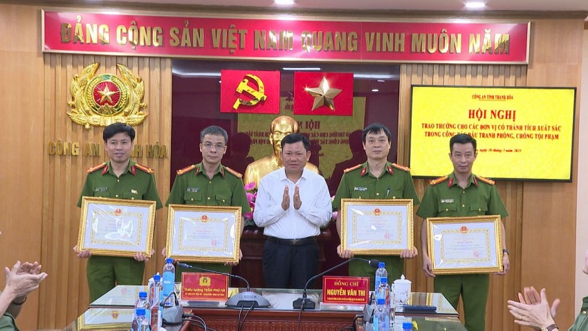 Đồng chí Nguyễn Văn Thi, Uỷ viên Ban Thường vụ Tỉnh uỷ, Phó Chủ tịch Thường trực UBND tỉnh Thanh Hoá tặng Bằng khen cho các đơn vị Công an tỉnh có thành tích xuất sắc trong đấu tranh phòng chống tội phạm. 