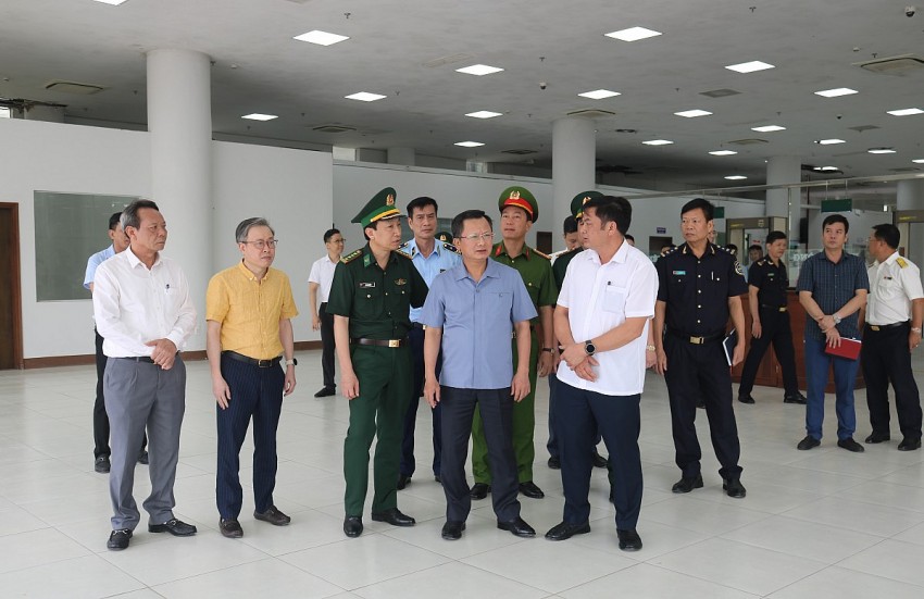 Cao Tường Huy, Phó Chủ tịch UBND tỉnh, Trưởng ban Chỉ đạo 389  tỉnh kiểm tra các cửa khẩu và điểm kinh doanh trên địa bàn thành phố Móng Cái  