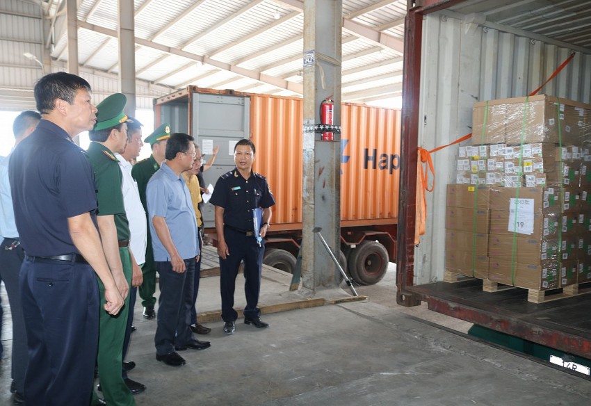 Phó Chủ tịch UBND tỉnh, Trưởng ban Chỉ đạo 389  tỉnh kiểm tra các cửa khẩu và điểm kinh doanh trên địa bàn thành phố Móng Cái
