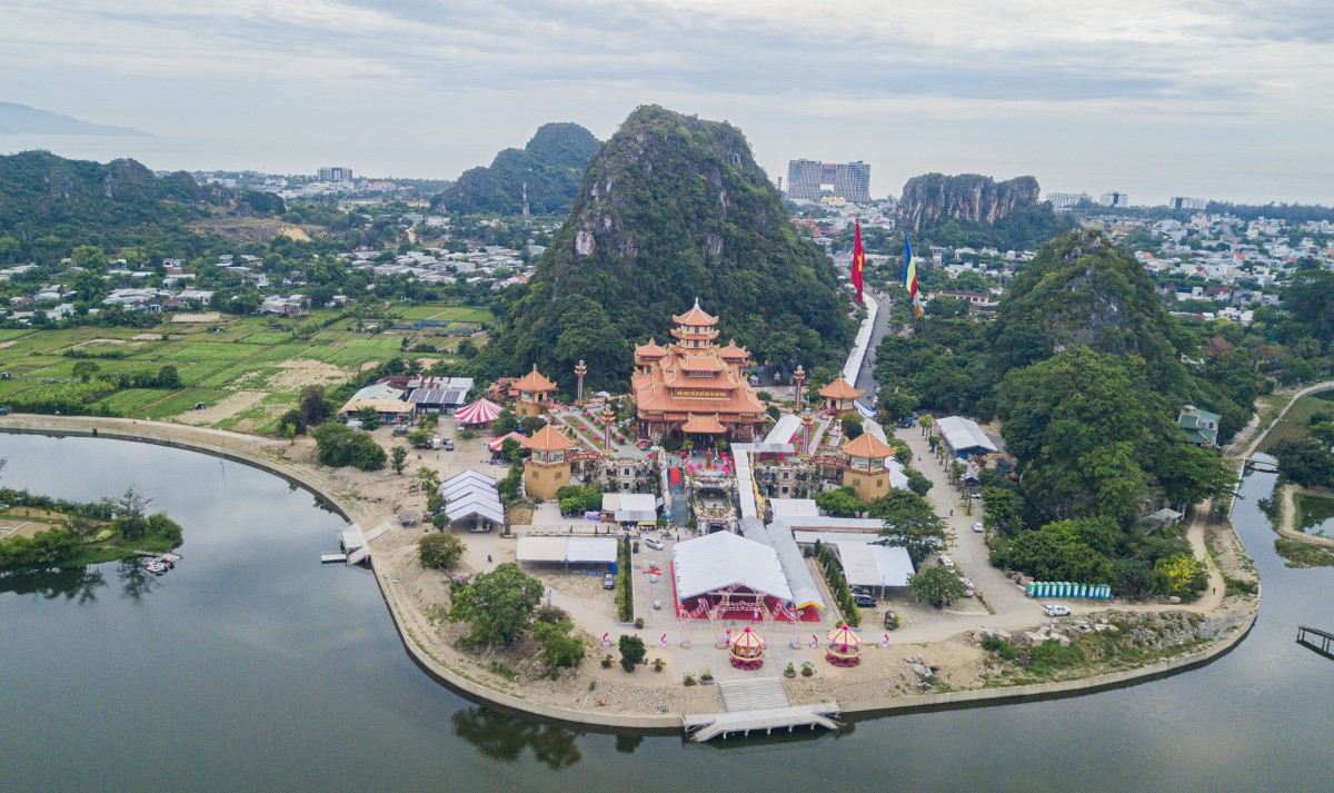 Chiêm bái xá lợi Phật giữa lòng Ngũ Hành Sơn