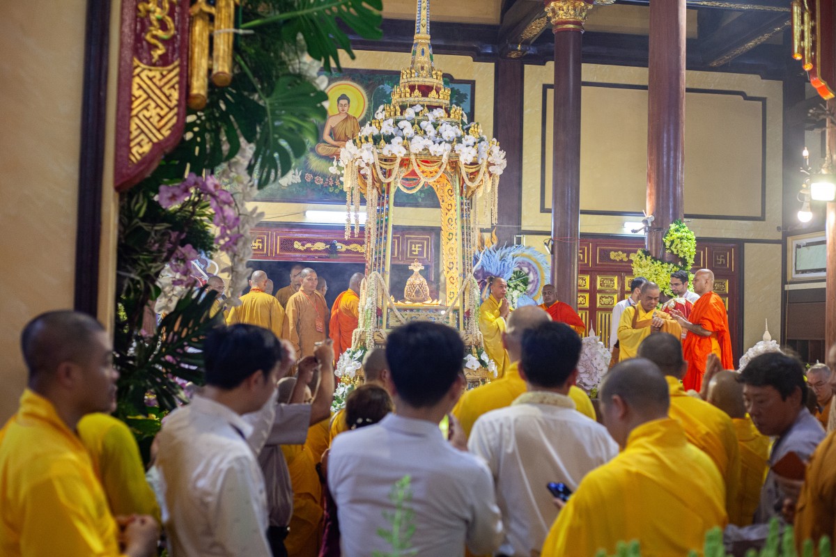 Chiêm bái xá lợi Phật giữa lòng Ngũ Hành Sơn