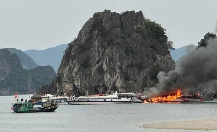 Quảng Ninh: Tàu cao tốc bốc cháy tại vùng biển Vân Đồn