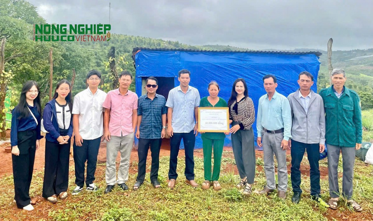 Đắk Nông: Văn phòng Đăng ký đất đai trao 60 triệu đồng hỗ trợ hộ nghèo xã Quảng Tâm