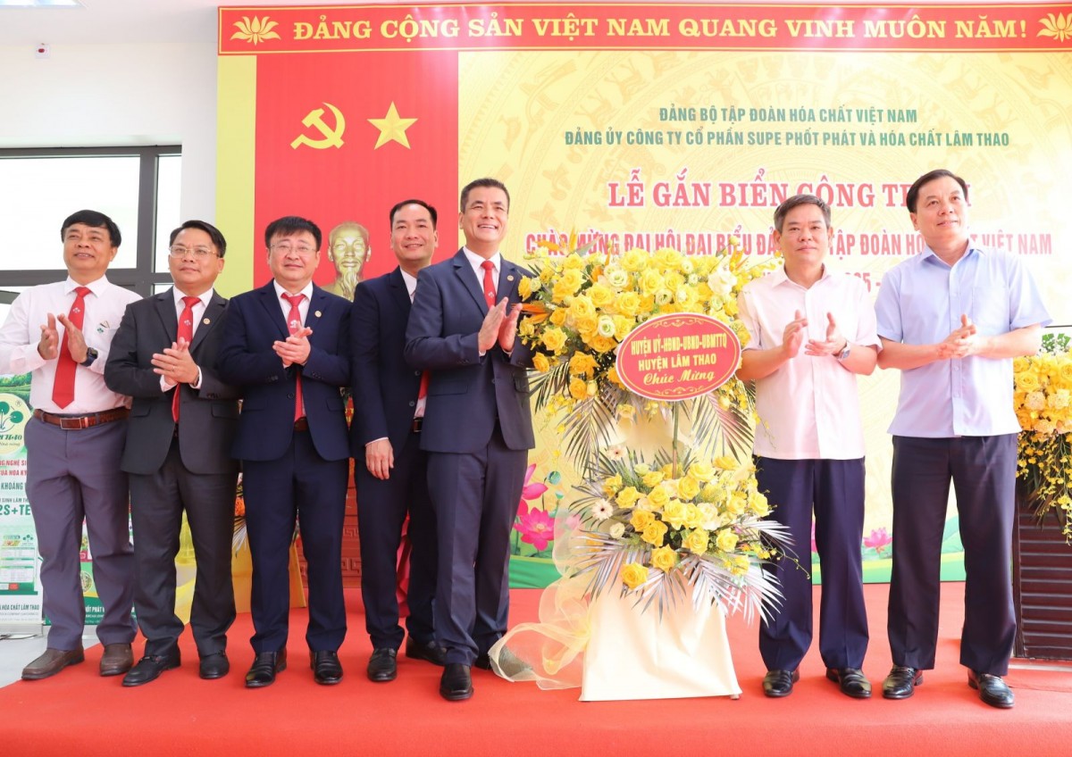 Các đồng chí Lãnh đạo huyện Lâm Thao tặng hoa chúc mừng Công ty.