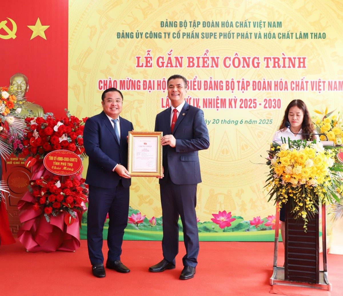 Supe Lâm Thao gắn biển Trung tâm bán hàng và giới thiệu sản phẩm