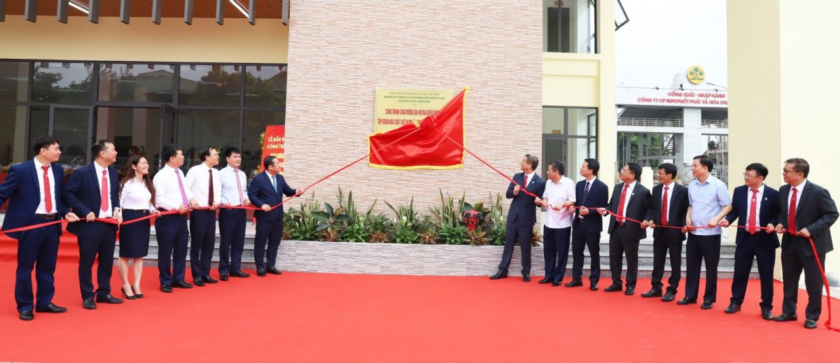 Các đại biểu tham gia nghi lễ gắn biển công trình