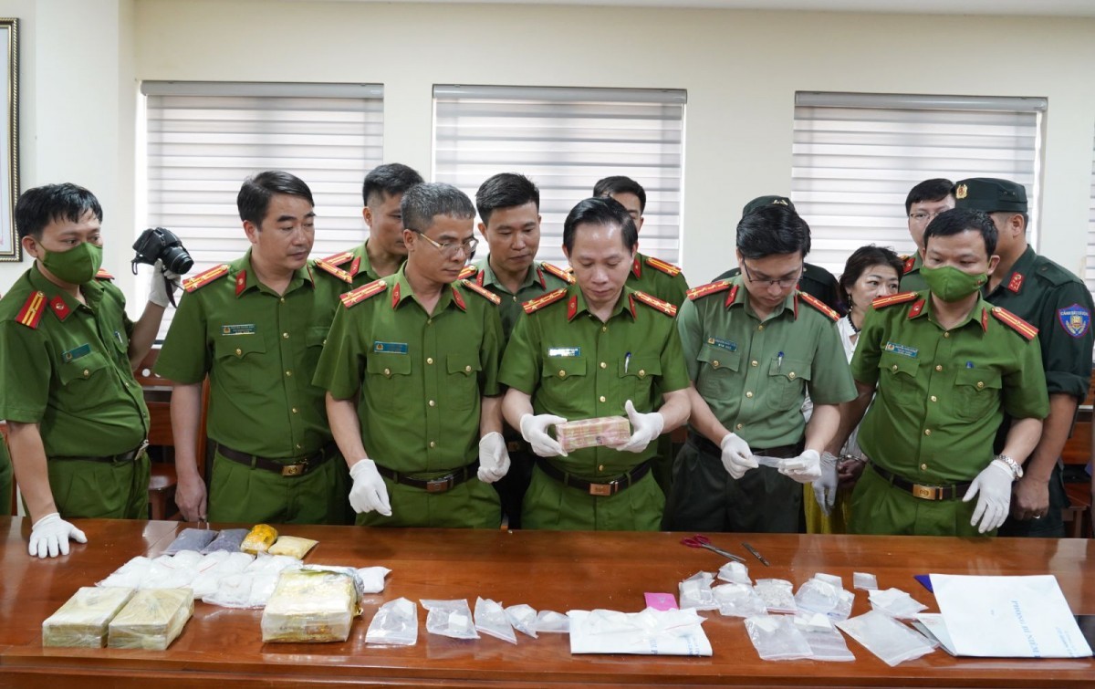 Triệt phá đường dây mua bán ma túy mang theo vũ khí quân dụng