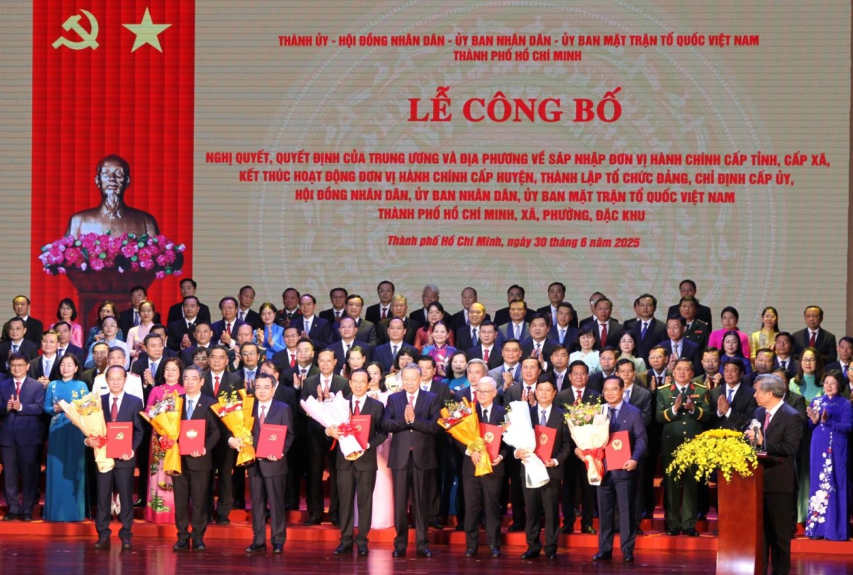 Tổng Bí thư Tô Lâm tặng hoa chúc mừng các đồng chí lãnh đạo TP. Hồ Chí Minh.