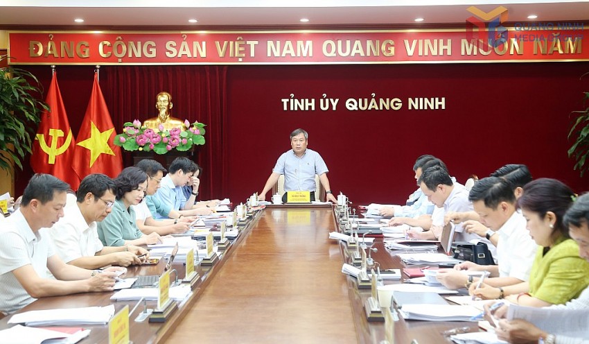 Ông Vũ Đại Thắng, Ủy viên Trung ương Đảng, Bí thư Tỉnh ủy, Trưởng Đoàn ĐBQH tỉnh, chủ trì hội nghị.