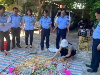 Quảng Trị: Tiêu huỷ hơn 1.200 sản phẩm thực phẩm và mỹ phẩm không rõ nguồn gốc