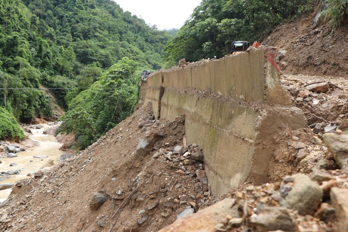 Tái diễn tình trạng sạt lở nghiêm trọng trên Quốc lộ 16, giao thông đi lại khó khăn