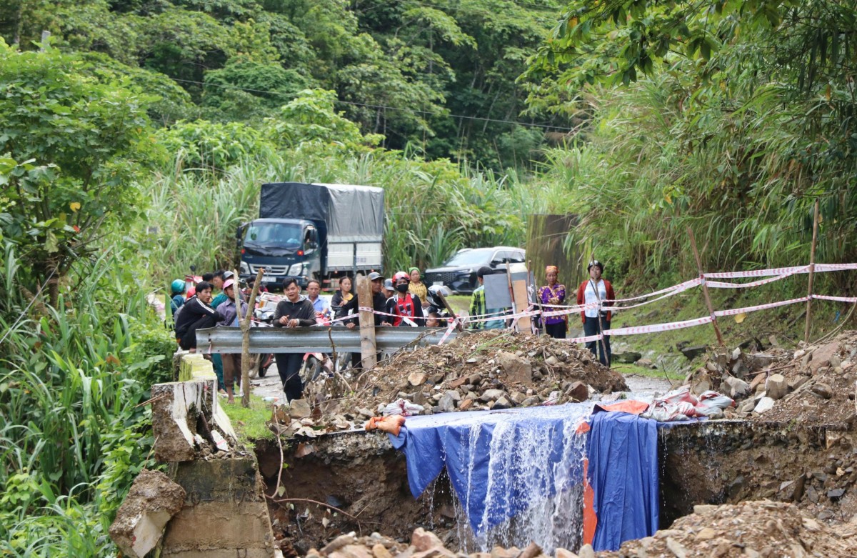 Tái diễn tình trạng sạt lở nghiêm trọng trên Quốc lộ 16, giao thông đi lại khó khăn